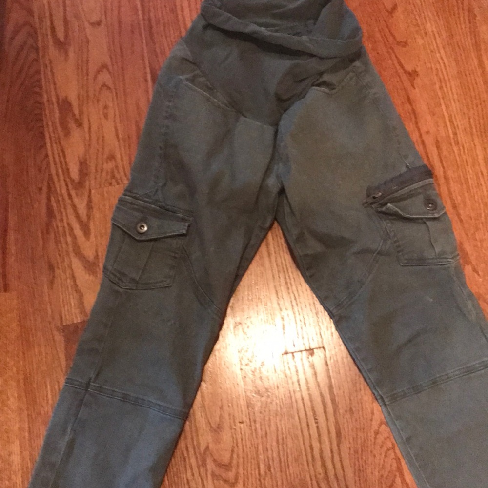 Maternity Capri pants with pockets on both sides
